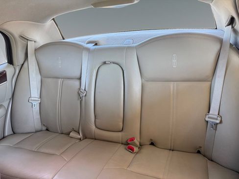 Used 2010 Lincoln Town Car Signature Limited RWD image 17