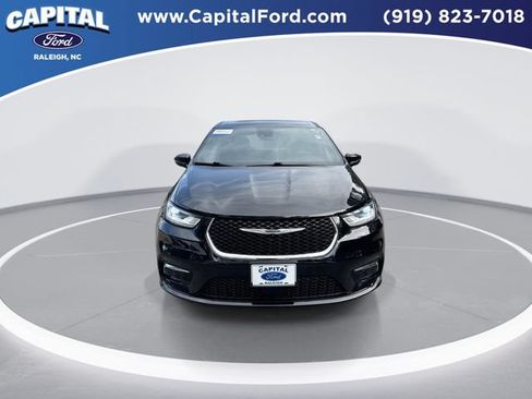 Used 2025 Chrysler Pacifica Select FWD image 3
