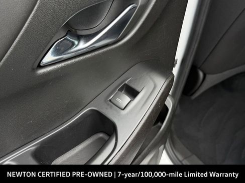 Used 2023 Chevrolet Traverse LT FWD image 18