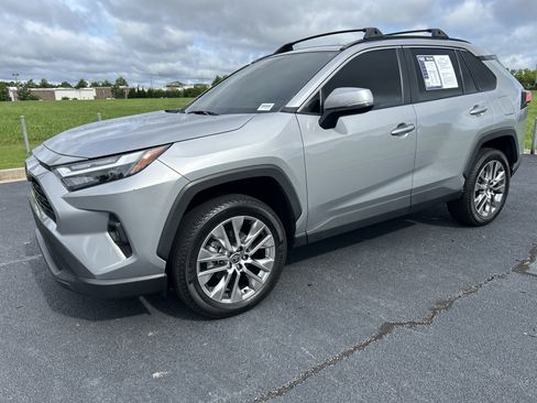 Used 2022 Toyota RAV4 XLE Premium AWD/4WD image 5