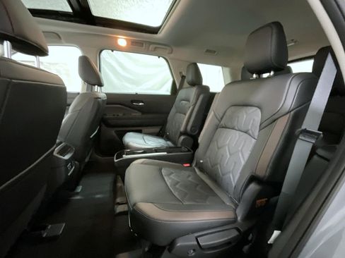 New 2026 Nissan Pathfinder Platinum AWD/4WD image 19