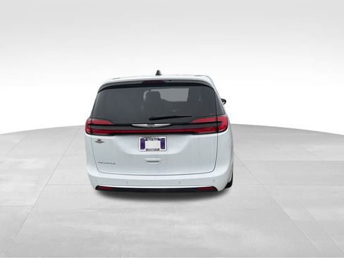 Used 2024 Chrysler Pacifica Touring-L image 7