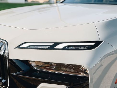 Used 2025 BMW 760i xDrive w/ Executive Package image 12