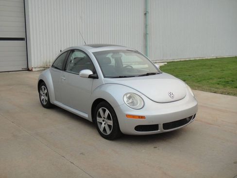 Used 2006 Volkswagen Beetle Coupe w/ Package 1 FWD image 4