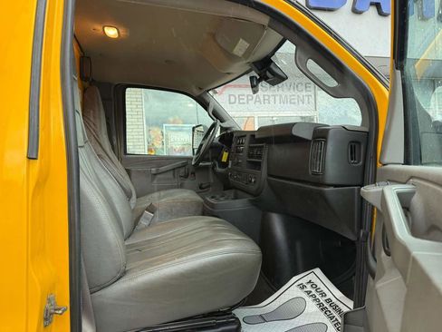 Used 2019 GMC Savana 3500 Extended w/ Driver Convenience Package image 18