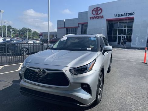 Used 2023 Toyota Highlander XLE FWD image 1