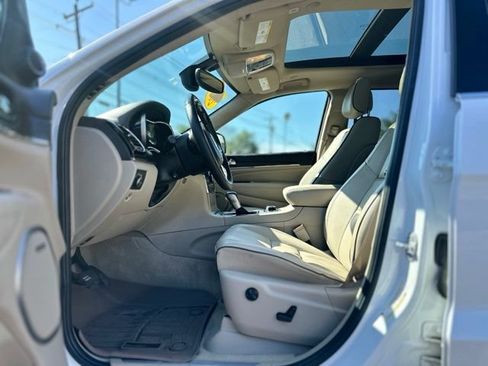Used 2020 Jeep Grand Cherokee Overland AWD/4WD image 13