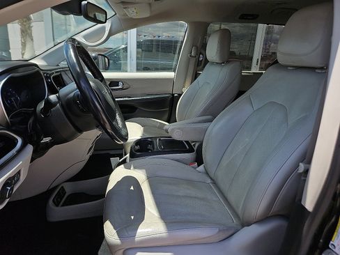 Used 2021 Chrysler Pacifica Touring-L FWD image 9