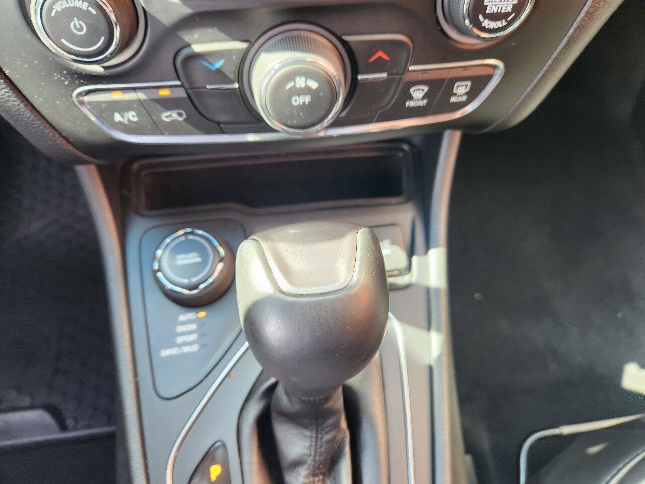 Used 2019 Jeep Cherokee Latitude Plus w/ Cold Weather Group AWD/4WD image 22