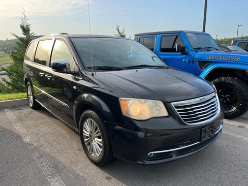 Used 2014 Chrysler Town & Country Touring-L FWD image 2