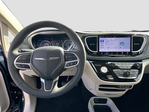 Used 2023 Chrysler Pacifica Touring-L image 11