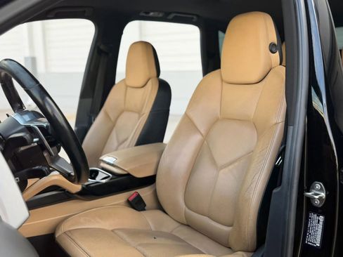 Used 2016 Porsche Cayenne w/ Premium Package AWD/4WD image 18