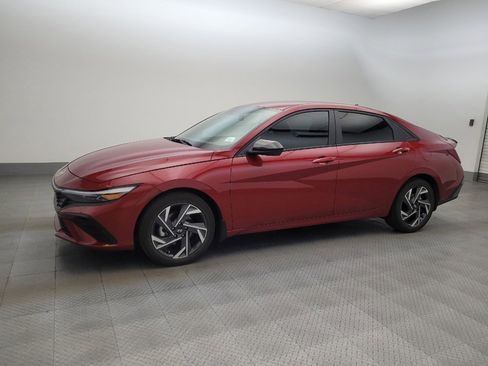 Used 2025 Hyundai Elantra Sport FWD image 2