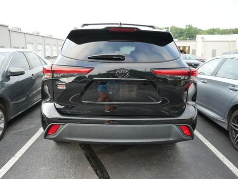 Used 2023 Toyota Highlander XLE FWD image 6