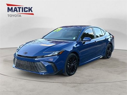 Used 2025 Toyota Camry SE image 3