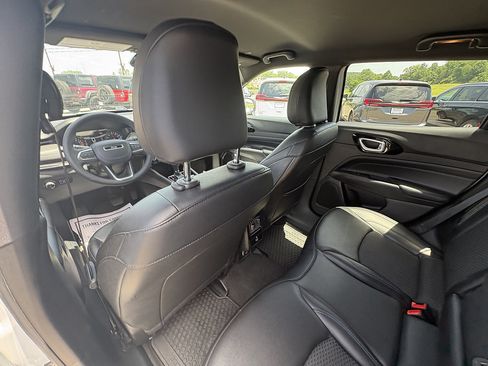 Used 2025 Jeep Compass Latitude w/ Convenience Group AWD/4WD image 19
