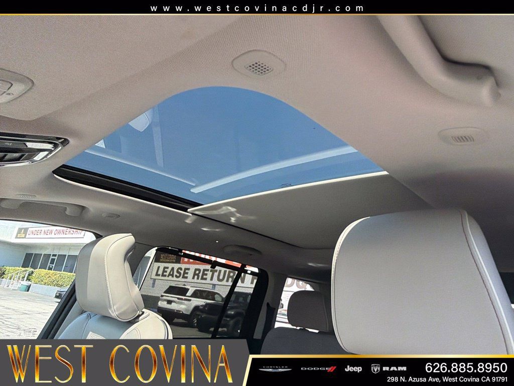 Used 2022 Jeep Grand Cherokee Summit w/ Advanced Protech Group IV AWD/4WD image 25