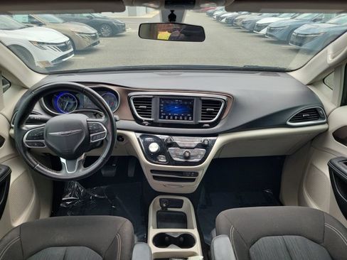 Used 2020 Chrysler Voyager LX w/ Cold Weather Group FWD image 9