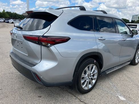 Used 2024 Toyota Highlander Limited FWD image 4