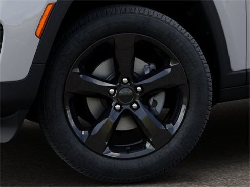 New 2025 Jeep Grand Cherokee Altitude image 4