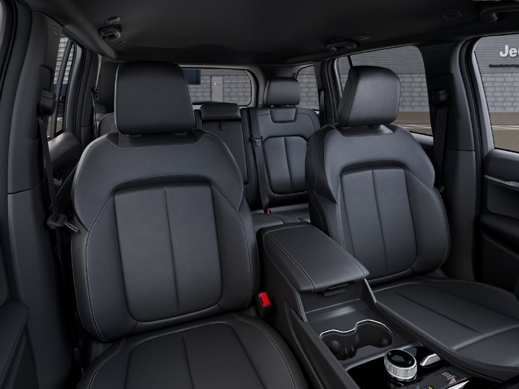 Used 2025 Jeep Grand Cherokee Limited w/ Black Appearance Package AWD/4WD image 17