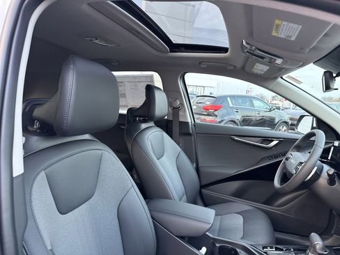 New 2025 Kia Niro EX Touring image 14