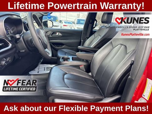 Used 2025 Chrysler Pacifica Select FWD image 13