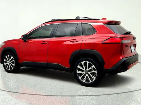 Used 2022 Toyota Corolla Cross XLE w/ Convenience Package FWD image 7
