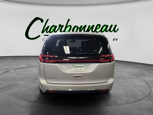 Used 2024 Chrysler Pacifica Touring-L FWD image 4