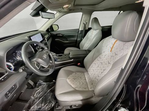 Used 2023 Toyota Highlander Bronze Edition FWD image 21