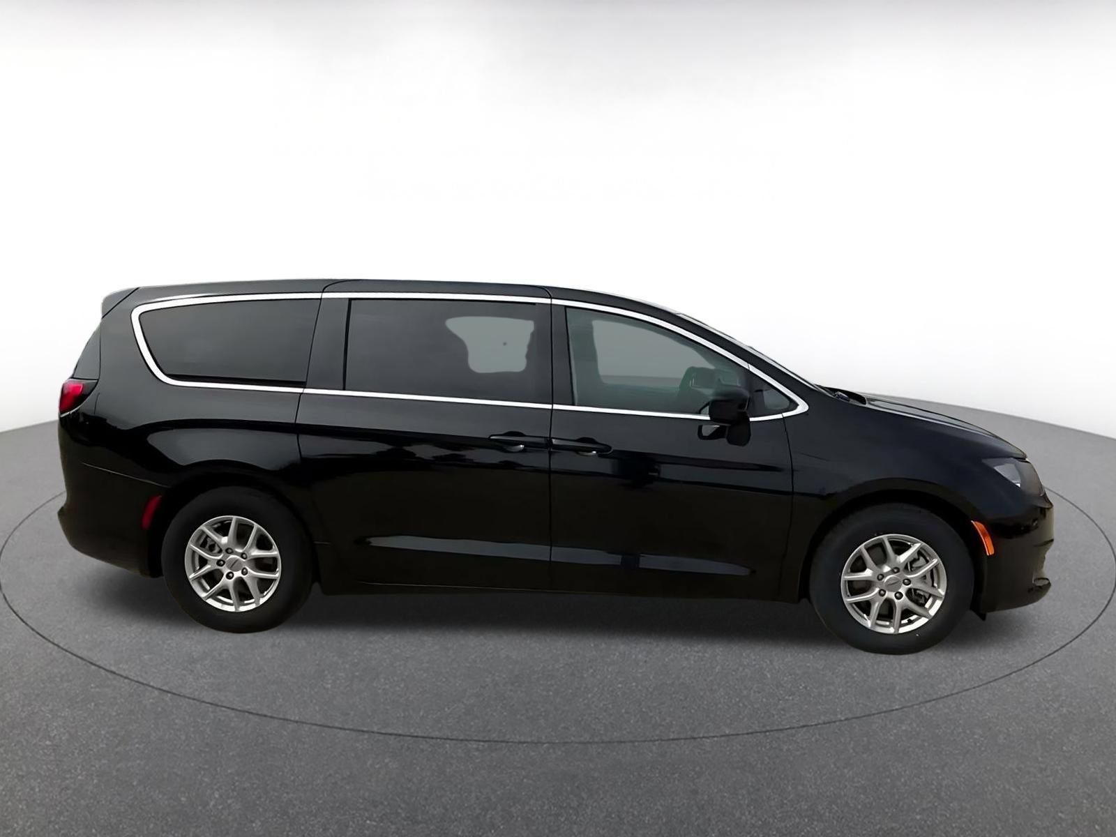 Used 2024 Chrysler Voyager LX FWD image 15