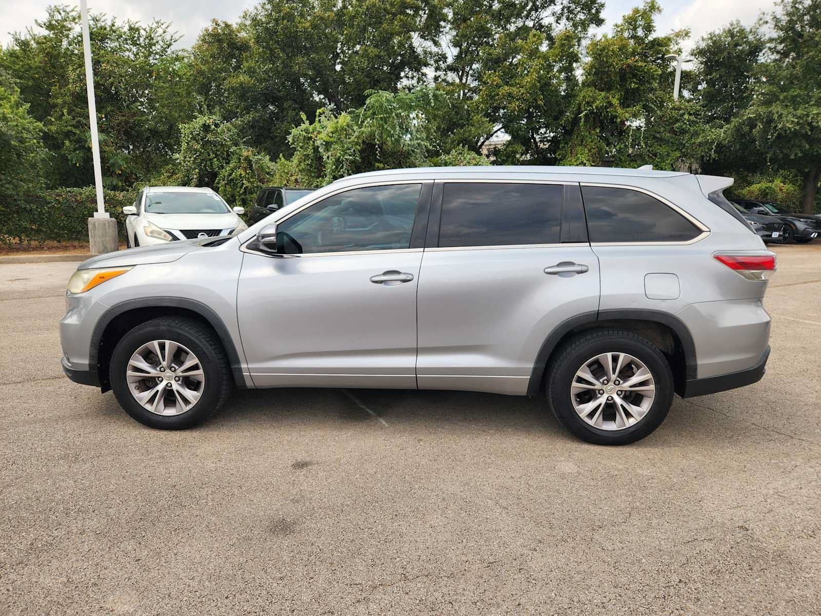 Used 2014 Toyota Highlander XLE FWD image 4