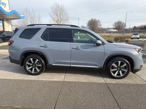 New 2025 Honda Pilot Touring image 2