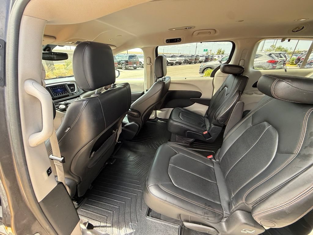 Used 2018 Chrysler Pacifica Touring-L FWD image 11