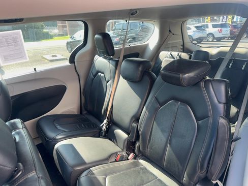 Used 2019 Chrysler Pacifica Touring-L FWD image 11