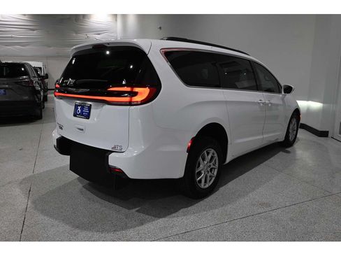 Used 2022 Chrysler Pacifica Touring-L FWD image 6