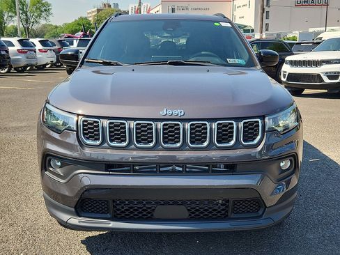 Used 2024 Jeep Compass Latitude AWD/4WD image 2