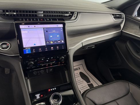 Used 2025 Jeep Grand Cherokee Limited w/ Luxury Tech Group II AWD/4WD image 4