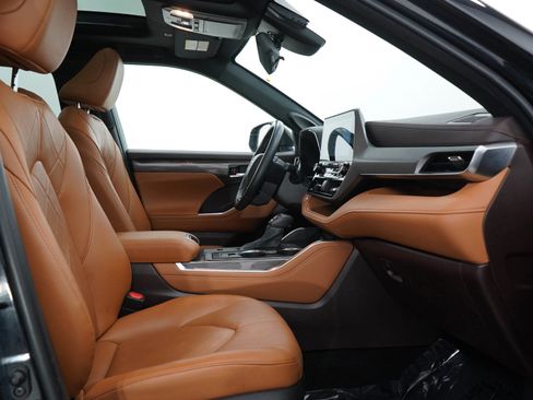 Used 2021 Toyota Highlander Platinum image 12