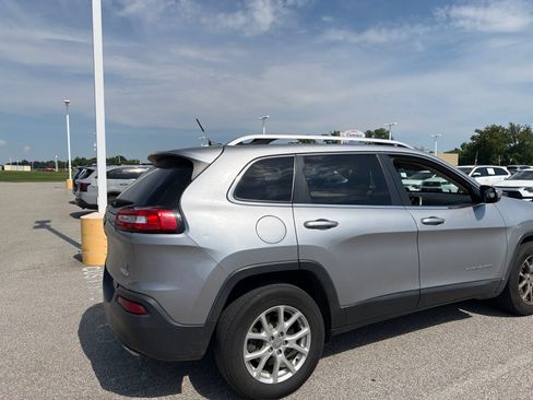 Used 2017 Jeep Cherokee Latitude w/ Cold Weather Group AWD/4WD image 7