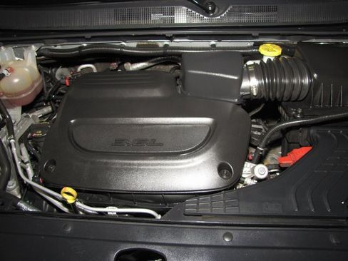 Used 2023 Chrysler Pacifica Touring-L image 18