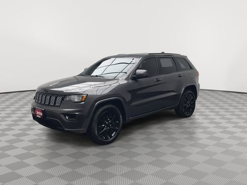 Used 2018 Jeep Grand Cherokee Altitude image 34
