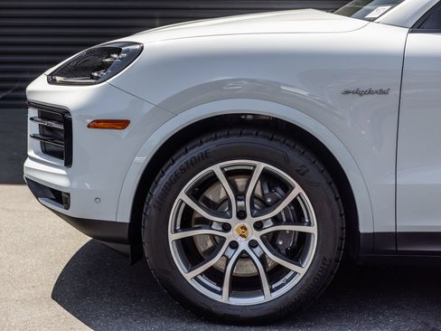 Certified 2024 Porsche Cayenne AWD/4WD image 11