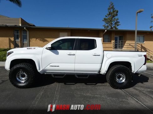 Used 2025 Toyota Tacoma TRD Sport AWD/4WD image 12