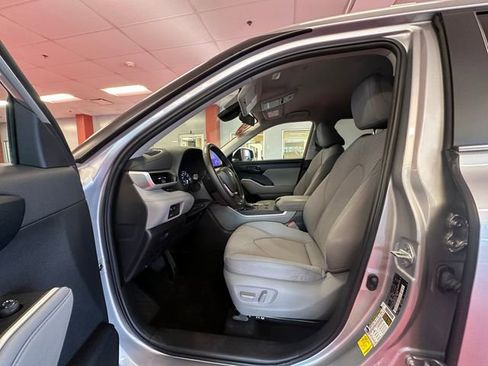 Used 2023 Toyota Highlander LE FWD image 10