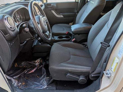 Used 2017 Jeep Wrangler Unlimited Rubicon w/ Connectivity Group image 10