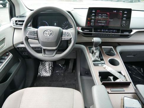 Certified 2021 Toyota Sienna LE FWD image 8