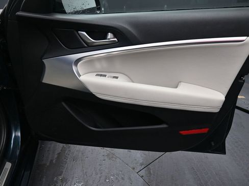 Used 2025 Genesis G70 2.5T image 39