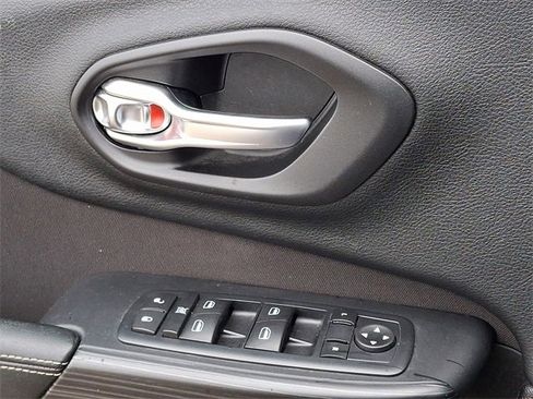 Used 2016 Jeep Cherokee Sport image 17