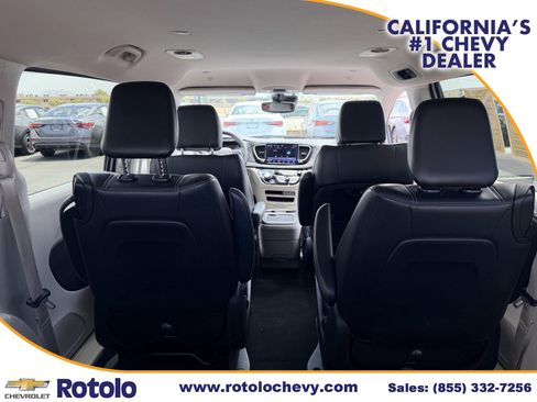 Used 2023 Chrysler Pacifica Touring-L FWD image 13